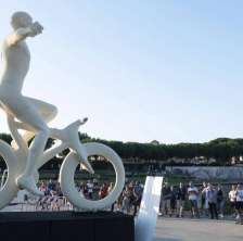 La statua dedicata da Rimini a Marco Pantani